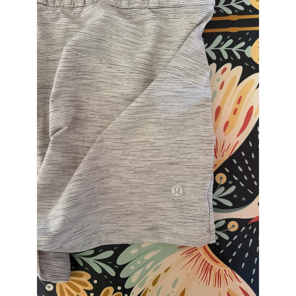 Lululemon on the fly shorts sz 10 - Picture 3 of 4